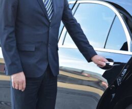 Private-Chauffeur-vs.-Rideshare-Driver استقبال من مطار جدة - مكة - المدينة - جدة - الطائف | احجز سائقك الآن